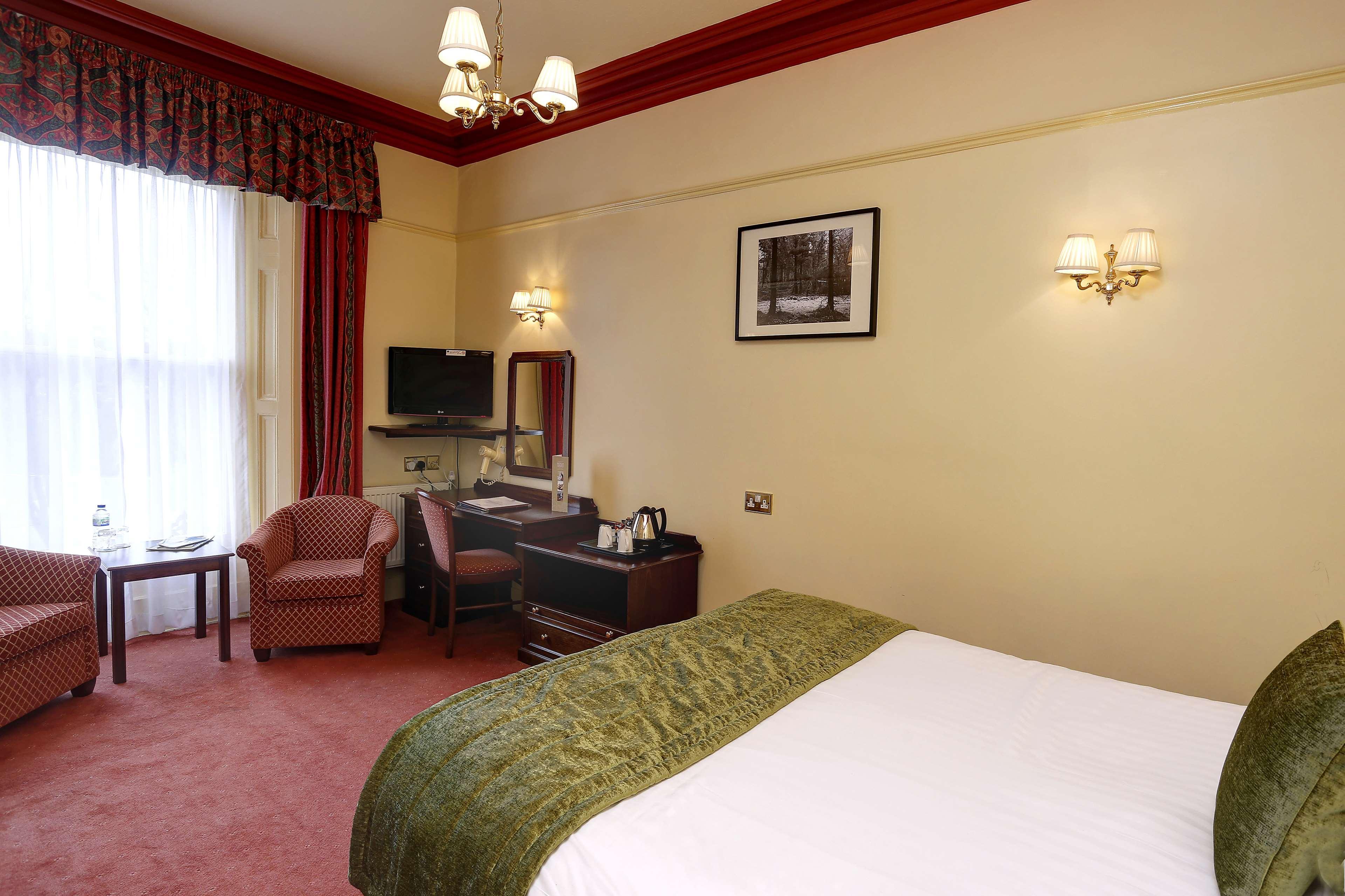 B/w Buxton Lee Wood Hotel 4*