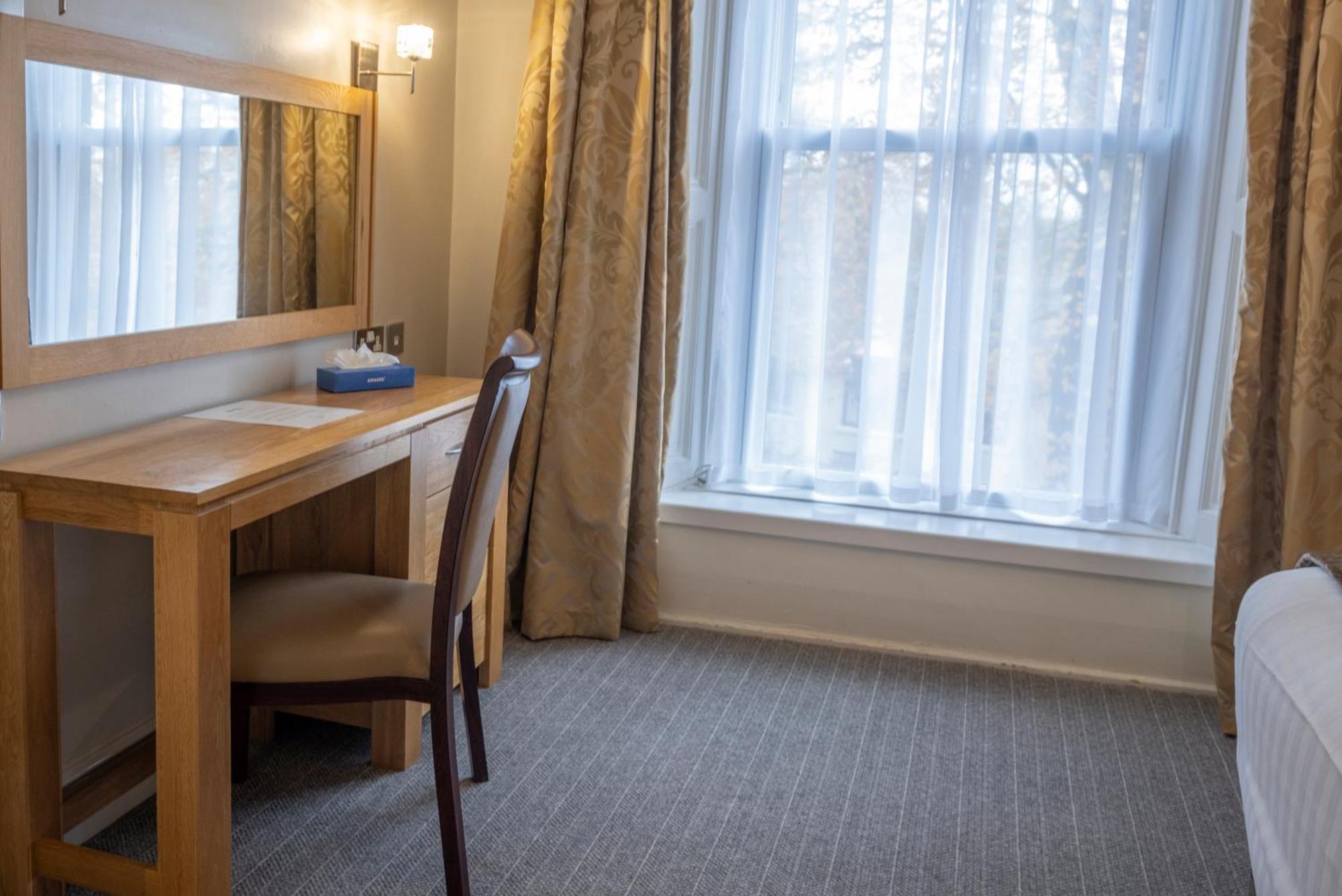 Hotel B/w Buxton Lee Wood 4*